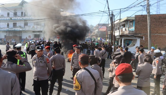 Personel Polres Soppeng Amankan Aksi Unjuk Rasa Aliansi Mahasiswa Soppeng Menggugat, Berlangsung Aman dan Kondusif