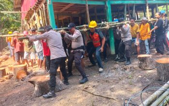 Personel Polsek Benteng Gotong Royong Bersama Warga Pindahkan Rumah, Wujud Polri untuk Masyarakat