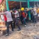 Personel Polsek Benteng Gotong Royong Bersama Warga Pindahkan Rumah, Wujud Polri untuk Masyarakat