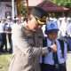 Bukan Razia, Kapolres Justru Beri Hadiah Helm untuk Pelajar di Hari Pertama Masuk