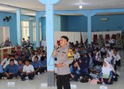 Tanamkan Kesadaran Sejak Dini, Bhabinkamtibmas Polsek Banggae Bekali Peserta MPLS SMKN 5 Majene Bahaya Narkoba dan Kenakalan Remaja