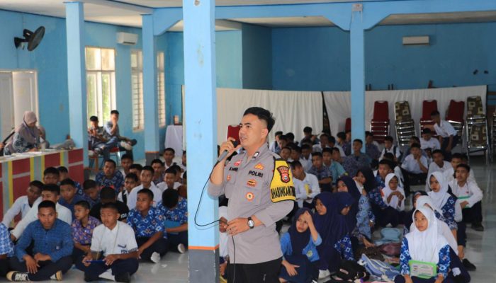 Tanamkan Kesadaran Sejak Dini, Bhabinkamtibmas Polsek Banggae Bekali Peserta MPLS SMKN 5 Majene Bahaya Narkoba dan Kenakalan Remaja