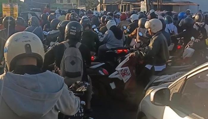 Respons Cepat Aduan Warga, Satlantas Polresta Gowa Turun Langsung Urai Kemacetan di Pagi Hari