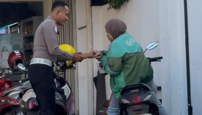 SAT PJR DITLANTAS POLDA SULSEL BAGIKAN 100 DOS NASI KUNING DALAM PROGRAM JUMAT BERKAH