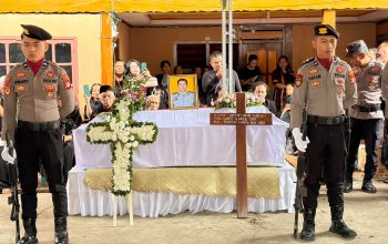 Wujud Penghargaan atas Pengabdian, Polres Tana Toraja Gelar Upacara Persemayaman Kedinasan bagi Almarhum AIPTU Anton Jacob Subhara