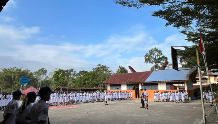 Police Goes To School, Sat Binmas Polres Tana Toraja Berikan Edukasi dan Motivasi kepada Pelajar SMP Katolik Sangalla