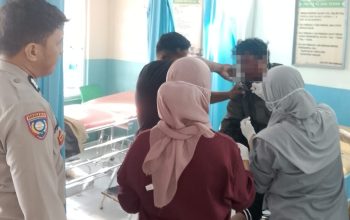 Tiga Orang Terluka Pada Kecelakaan di Jalur Trans Sulawesi Dusun Rawang, Personel Polsek Pamboang Bantu Evakuasi Korban