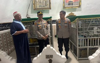 Hari Pertama Menjabat, Kapolresta Gowa Laksanakan Ziarah ke Tiga Makam Tokoh Bersejarah Didampingi Kapolsek Somba Opu.