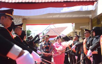 Penuh Haru, AKBP Restu Wijayanto dan Istri Dilepas dengan Isak Tangis Personel Polres Bulukumba