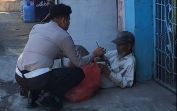 Sentuhan Kemanusiaan di Tengah Tugas, Kasat Lantas Polresta Gowa Berbagi kepada Pemulung