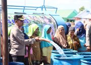 Hadir di Tengah Masyarakat, Polres Maros Salurkan Bantuan Air Bersih di Bontoa