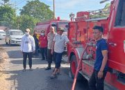 Ka SPKT Polsek Soreang bersama Damkar Padamkan Kebakaran Lahan