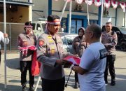 Sambut HUT RI ke-81, Kapolresta Gowa Turun Langsung Bagikan dan Pasang Bendera Merah Putih di Rumah Warga