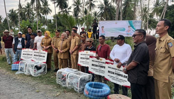 Kapolres Soppeng Hadiri Penyerahan 10 Paket Mesin Pompa Air bagi Kelompok Tani