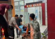 SPKT Polres Barru Bantu Evakuasi Seorang Pria Untuk Segera Dapat Pertolongan