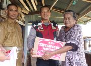 Sambut HUT ke-81 RI, Kapolres Wajo Turun Langsung Bagikan 30 Dos Bansos ke Warga