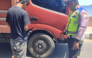 Personel Satlantas Polres Parepare Berikan Himbauan kepada Para Sopir Truck