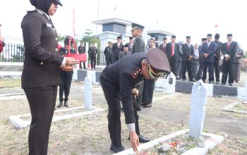 Jelang HUT ke-81 RI, Kapolres, Bupati dan Forkopimda Wajo Tabur Bunga di Makam Pahlawan