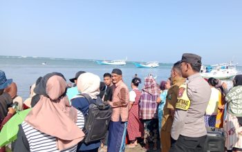 Bhabinkamtibmas Polsek Banggae Kawal Keseruan Lomba Sampan di Pantai Rangas