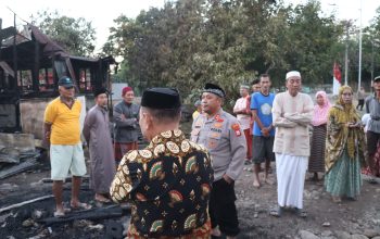 KAPOLRES JENEPONTO TINJAU LOKASI KEBAKARAN DI BINAMU DAN SALURKAN BANTUAN KEPADA KORBAN