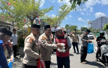 Jumat Berkah, Polres Selayar Bagikan Makanan Siap Saji kepada Jemaah Masjid Nurul Amin dan Pengguna Jalan