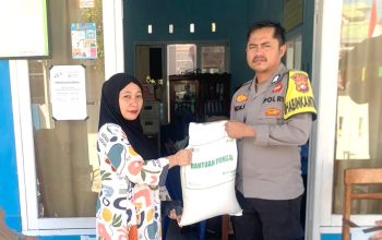 Kawal Penyaluran Bantuan Pangan, Bhabinkamtibmas Pastikan Beras Tepat Sasaran di Labuang