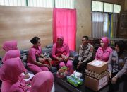 Ketua Bhayangkari Polres Bulukumba Sambangi Anak Polisi Yang Lumpuh Sejak Lahir.
