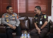 Hari Adhyaksa Ke-81, Kapolres Bulukumba Beri Kejutan Bawa Tumpeng Ke Kejaksaan Negeri.