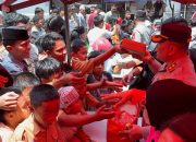 Jumat Berkah, Kapolres Toraja Utara Bersama Bhayangkari Bagikan Paket Makan Siang kepada Masyarakat