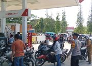 Jaga Ketertiban Pengisian BBM, Polsek Banggae Turunkan Personel ke SPBU Rangas