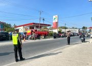 Pastikan Antrian Pengisian BBM Kondusif, Personel Polres Majene Berjaga di Sekitar SPBU Lembang