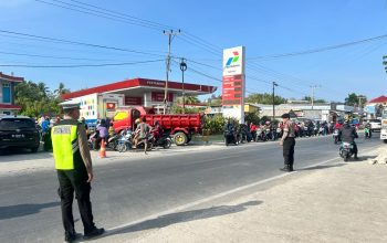 Pastikan Antrian Pengisian BBM Kondusif, Personel Polres Majene Berjaga di Sekitar SPBU Lembang