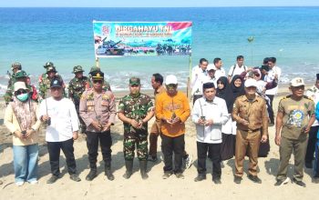 Semarak HUT TNI, Kapolsek Sendana dan Lintas Sektor tanam 210 Bibit Mangrove