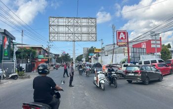 Personel Polres Bulukumba dan Polsek Jajaran Turun Atur Lalu Lintas di Depan SPBU.