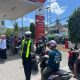 Peduli Warga di Tengah Antrean BBM, Polantas Polres Selayar Bagikan Air Mineral