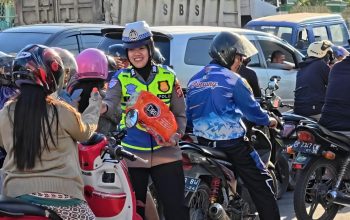 Aksi Humanis Polantas Sidrap Berbagi Air Minum di Tengah Antrean BB