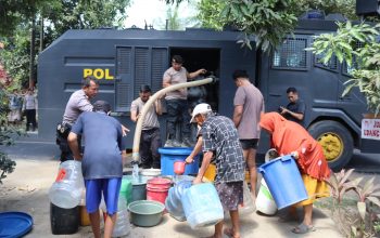 Kekeringan Melanda, Sumur Mengering dan Air Mulai Asin, Polisi Hadir Salurkan Air Bersih kepada Warga