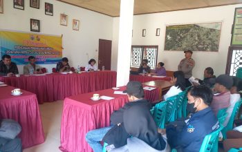 Kawal Kegiatan Desa, Bhabinkamtibmas Polsek Sesean Hadiri Musrenbang di Lembang Sesean Matallo