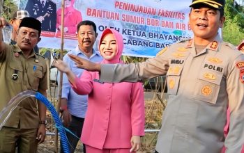 Kapolres bersama Ketua Bhayangkari Cabang Barru Tinjau Fasilitas Sumur Bor Bantuan Polri di Desa Lipukasi