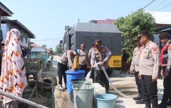 Polres Wajo Salurkan 6.000 Liter Air Bersih untuk Warga Kampung Baru Desa Nepo