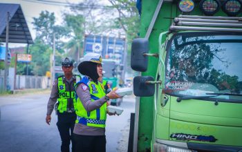 Jumat Berkah, Satlantas Polres Luwu Hadir di Jalan: Berbagi Rezeki, Mengingatkan Keselamatan