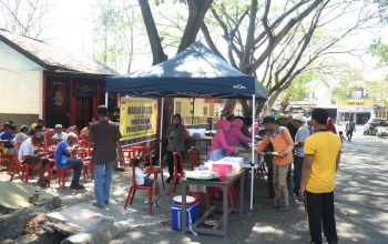 Polres Bulukumba Kembali Berbagi Kebahagiaan Dengan Bagikan Makanan Gratis di Jumat Berkah