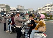 Waspada Dampak Asap, Sat Lantas Polres Bulukumba Bagikan Masker kepada Pengguna Jalan