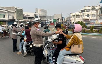 Waspada Dampak Asap, Sat Lantas Polres Bulukumba Bagikan Masker kepada Pengguna Jalan
