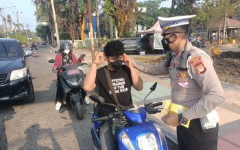 Cegah Dampak Asap Karhutla, Sat Lantas Polres Barru Bagikan Masker Kepada Masyarakat Dan Pengguna Jalan