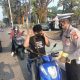 Cegah Dampak Asap Karhutla, Sat Lantas Polres Barru Bagikan Masker Kepada Masyarakat Dan Pengguna Jalan