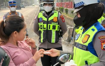 Kualitas Udara Memburuk, Satlantas Polres Sidrap Bagikan Masker Gratis kepada Pengendara