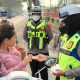 Kualitas Udara Memburuk, Satlantas Polres Sidrap Bagikan Masker Gratis kepada Pengendara