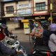 Cegah Gangguan Kesehatan Akibat Asap, Kapolresta Gowa Bagikan Masker