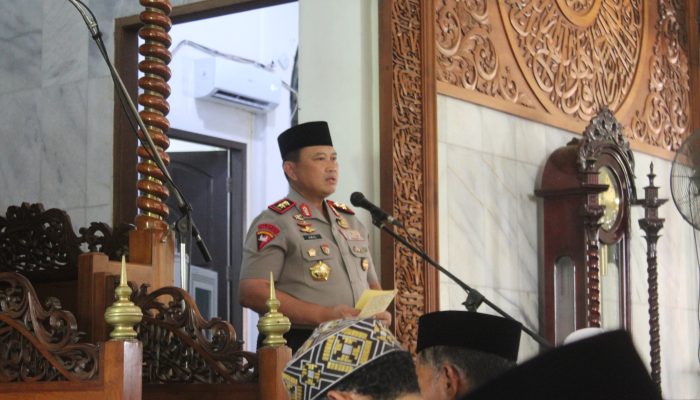 Polisi Bersama Masyarakat, Kapolda Sulsel Safari Shalat Jumat di Masjid Nurul Iman